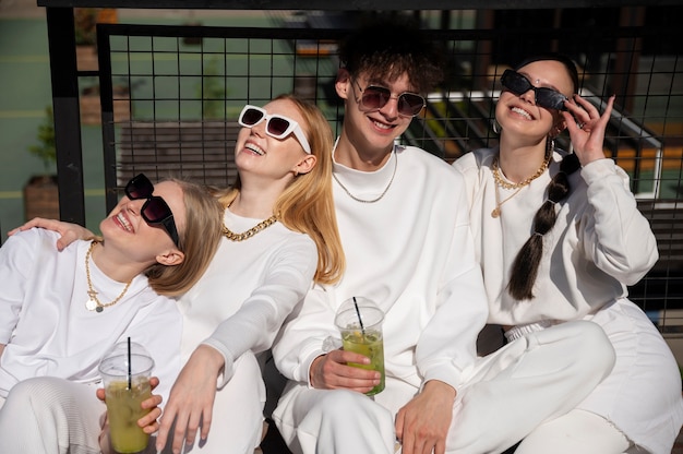 Jóvenes divirtiéndose en la fiesta blanca