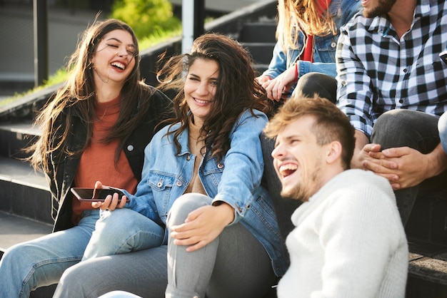 Jóvenes divirtiéndose juntos en la ciudad.