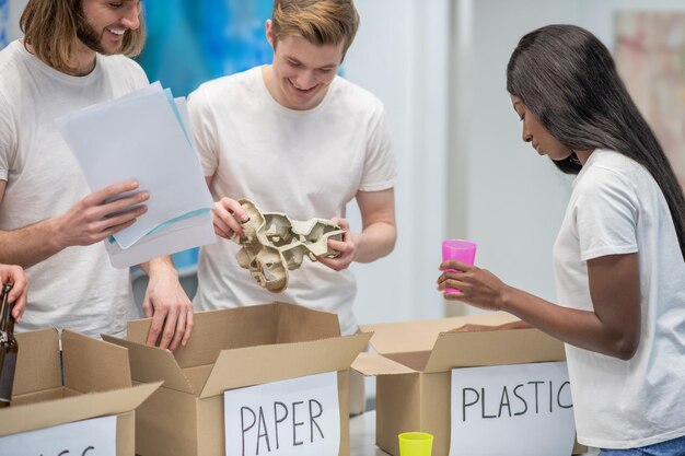 Jóvenes ecologistas que trabajan en un centro de reciclaje