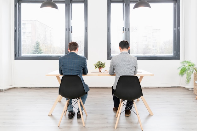 Jóvenes emprendedores trabajando juntos