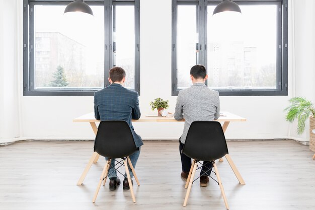 Jóvenes emprendedores trabajando juntos