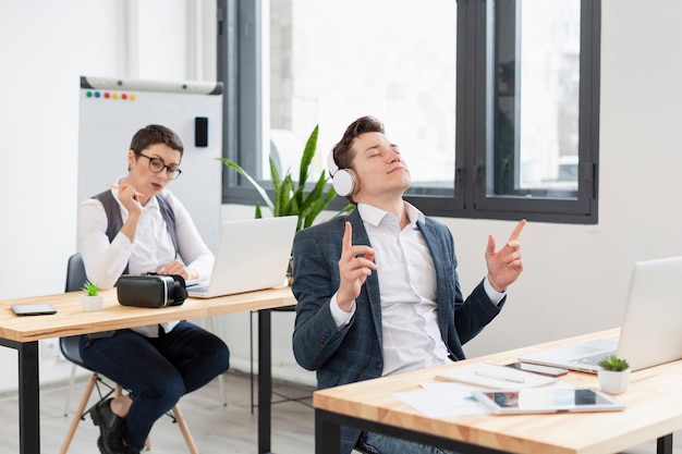 Jóvenes emprendedores trabajando en la oficina