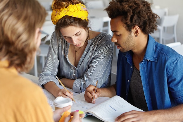 Foto gratuita jóvenes empresarios ambiciosos que estudian