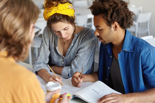 jóvenes empresarios ambiciosos que estudian