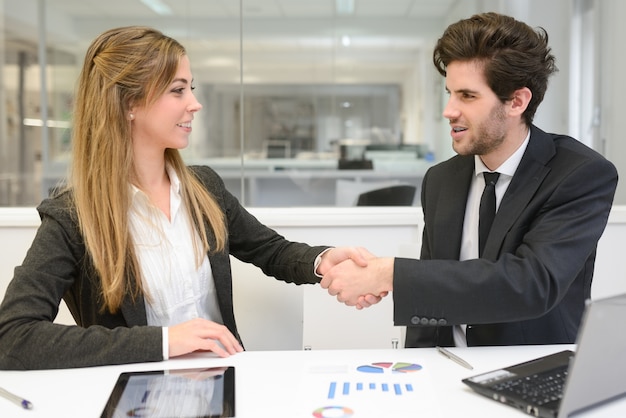 Jóvenes empresarios cerrando un trato