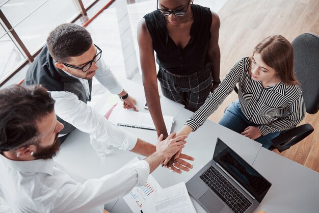 Jóvenes empresarios están discutiendo nuevas ideas creativas juntos durante una reunión en la oficina