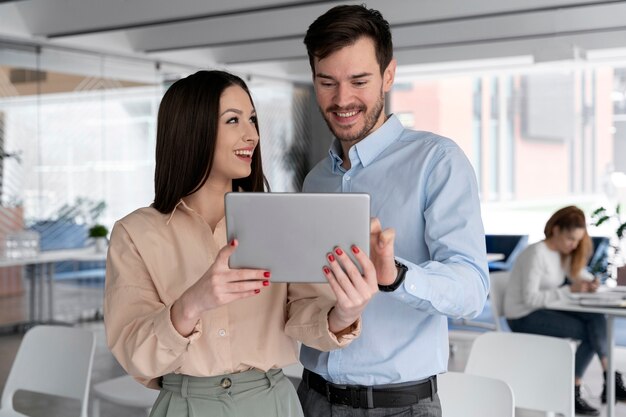 Jóvenes empresarios en la oficina trabajando con tableta