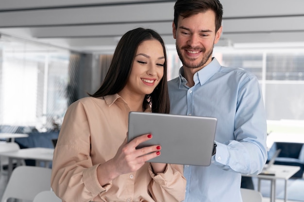 Jóvenes empresarios en la oficina trabajando con tableta