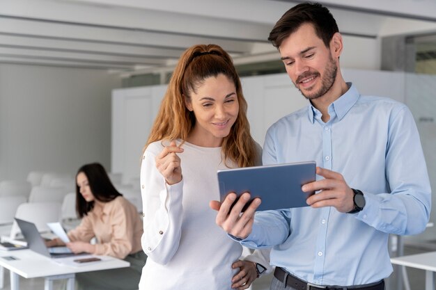 Jóvenes empresarios en la oficina trabajando con tableta