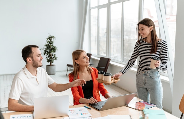 Jóvenes empresarios trabajando en equipo portátil