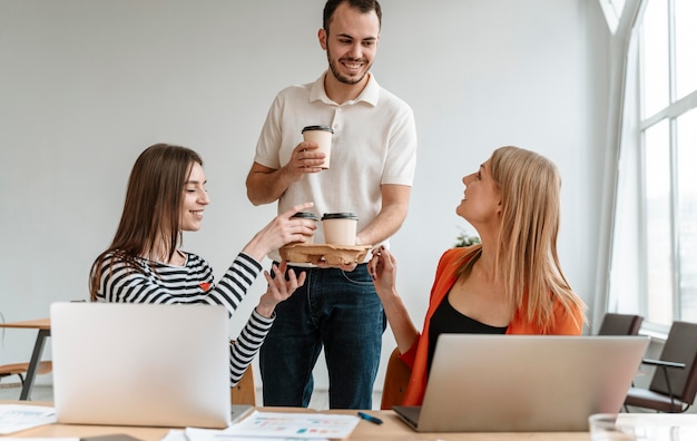 Jóvenes empresarios trabajando en equipo portátil