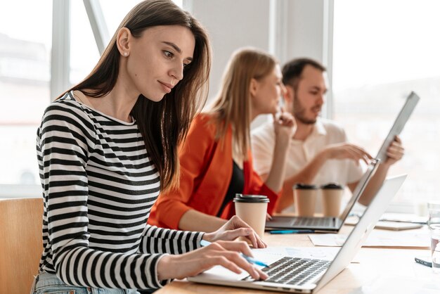 Jóvenes empresarios trabajando en equipo portátil