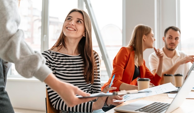 Jóvenes empresarios trabajando en equipo portátil