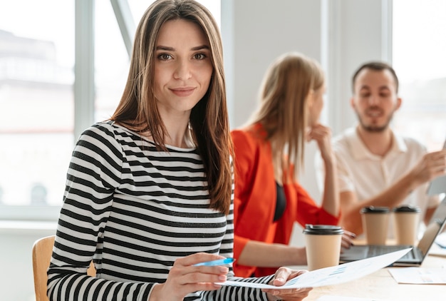 Foto gratuita jóvenes empresarios trabajando en equipo portátil