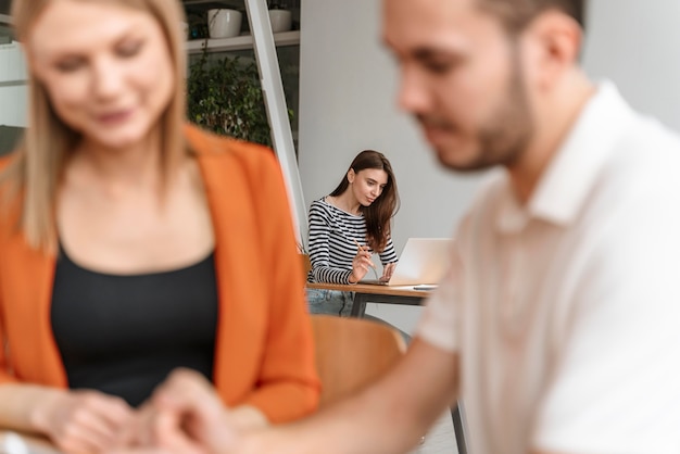 Foto gratuita jóvenes empresarios trabajando en equipo portátil