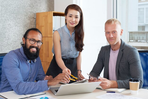 Jóvenes empresarios trabajando en equipo