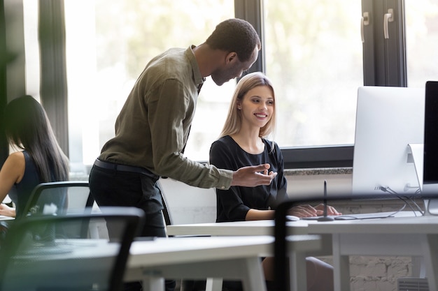 Jóvenes empresarios trabajando juntos en equipo