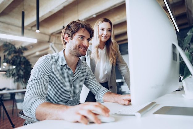 Jóvenes empresarios trabajando juntos en el proyecto en la oficina moderna