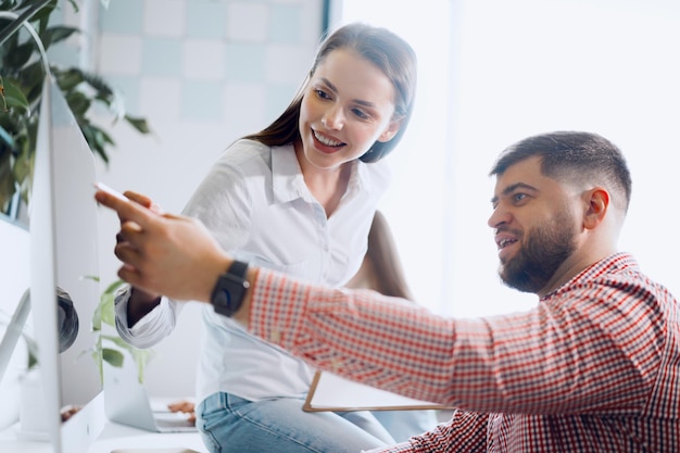 Jóvenes empresarios trabajando juntos en el proyecto en la oficina moderna