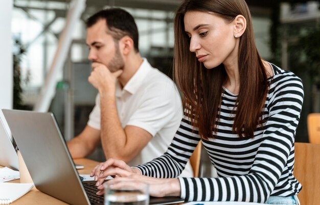 Jóvenes empresarios trabajando