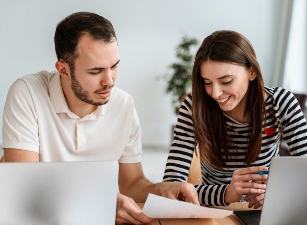 Jóvenes empresarios trabajando