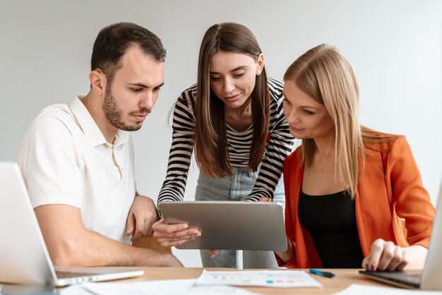 Jóvenes empresarios trabajando