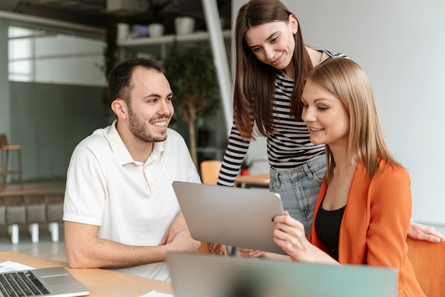 Foto gratuita jóvenes empresarios trabajando