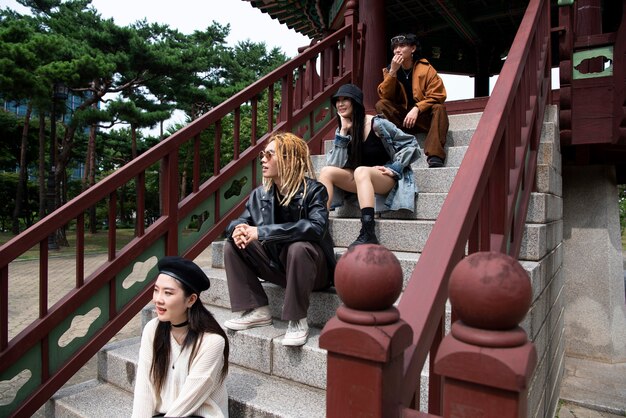 Jóvenes en escena urbana con estética k-pop