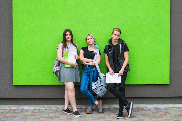 Foto gratuita jóvenes con estilo en la universidad