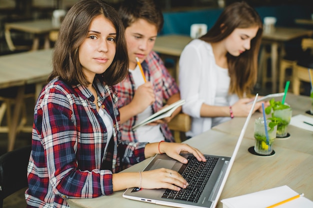 Foto gratuita jóvenes estudiando en el café