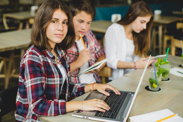 Jóvenes estudiando en el café