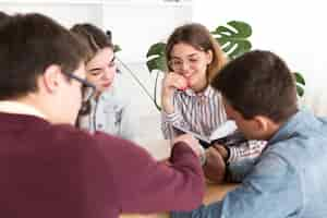 Foto gratuita jóvenes estudiando juntos