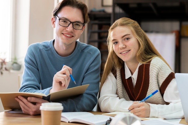 Jóvenes estudiantes aprendiendo juntos durante un estudio en grupo.