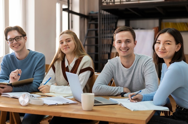 Jóvenes estudiantes aprendiendo juntos durante un estudio en grupo.