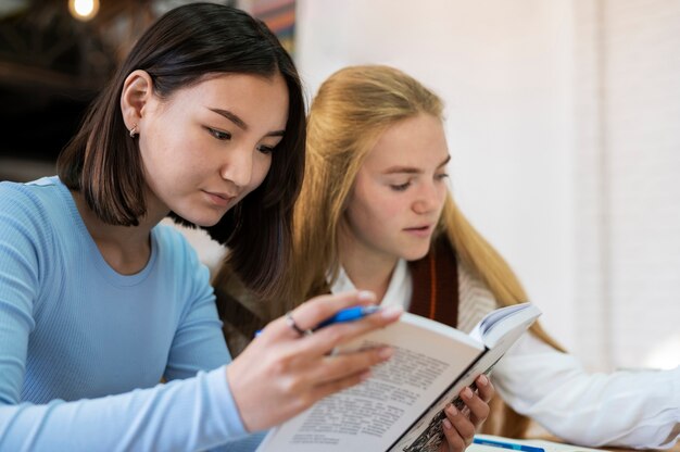 Jóvenes estudiantes aprendiendo juntos durante un estudio en grupo.