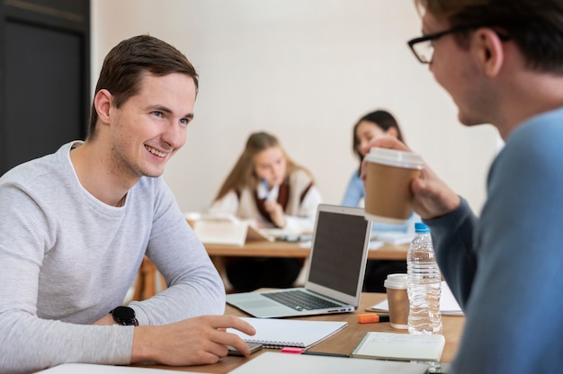 Foto gratuita jóvenes estudiantes aprendiendo juntos durante un estudio en grupo.