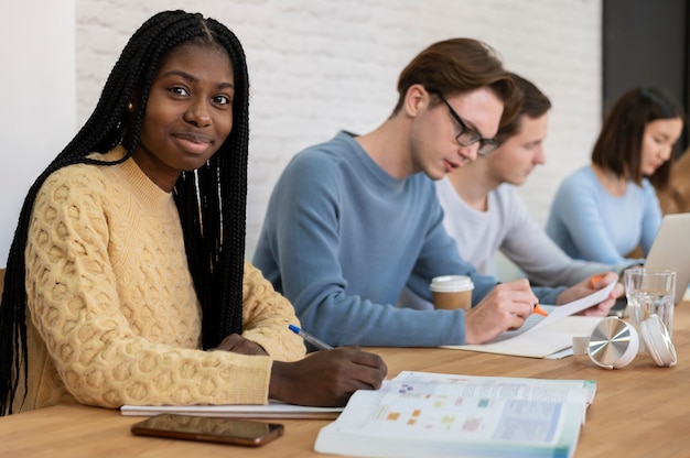 Jóvenes estudiantes aprendiendo juntos durante un estudio en grupo.