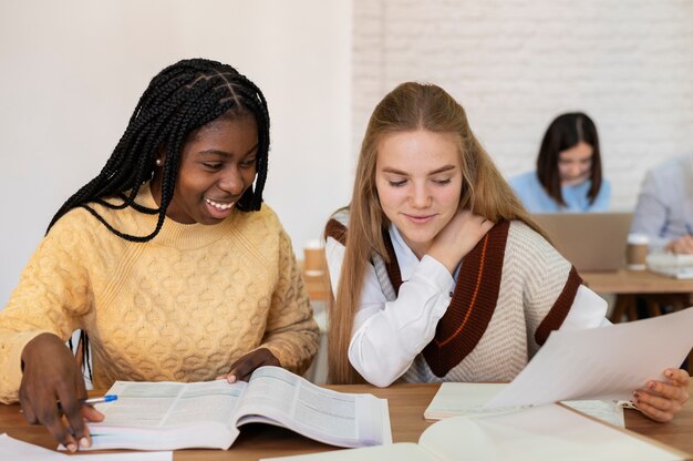 Jóvenes estudiantes aprendiendo juntos durante un estudio en grupo.