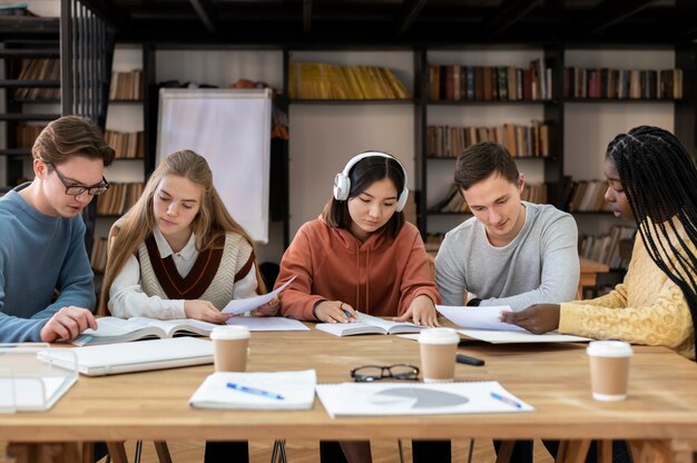 Jóvenes estudiantes aprendiendo juntos durante un estudio en grupo.