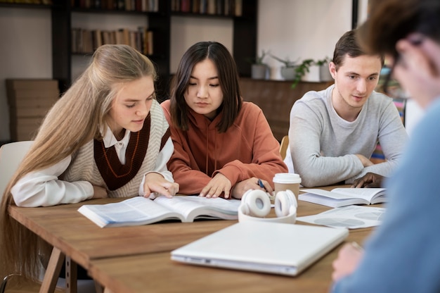 Jóvenes estudiantes aprendiendo juntos durante un estudio en grupo.