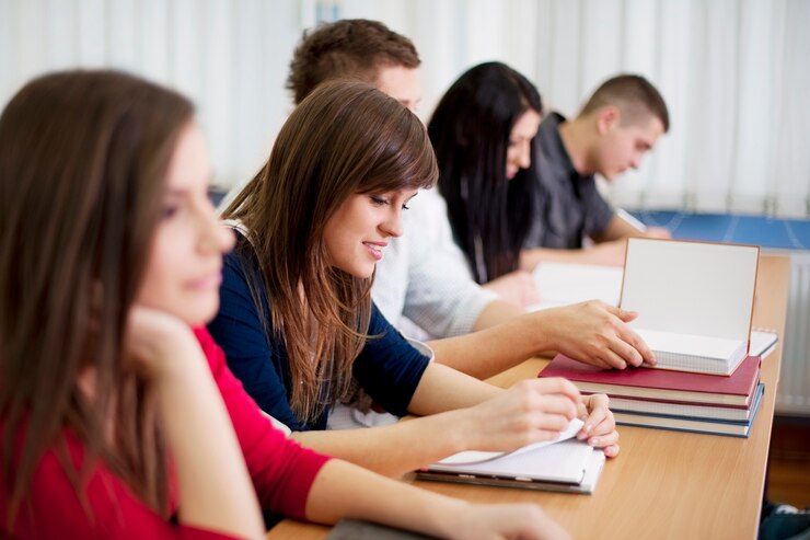 Foto gratuito jóvenes estudiantes en el aula