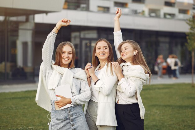 Jóvenes estudiantes en un campus de estudiantes.