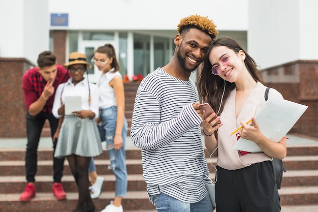 Jóvenes estudiantes diversos fuera