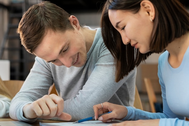 Jóvenes estudiantes durante el estudio en grupo investigando juntos