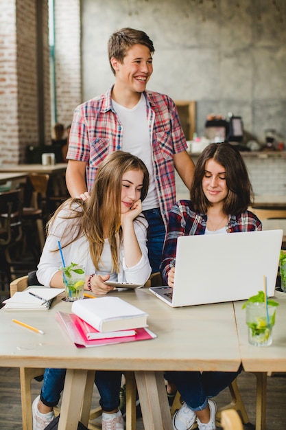 Jóvenes, estudiantes, mirar, computadora portátil