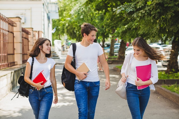 Foto gratuita jóvenes estudiantes con mochilas en la calle