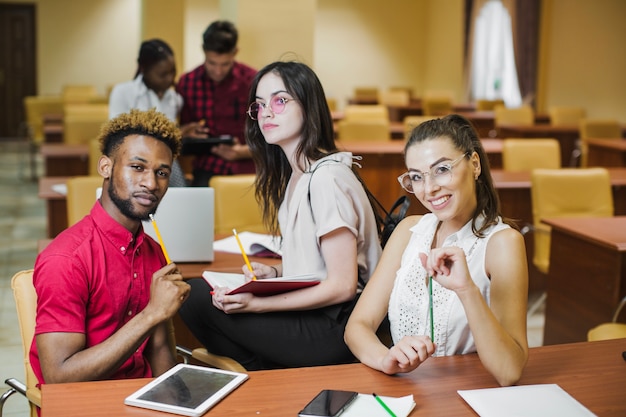 Foto gratuita jóvenes estudiantes posando en la cámara