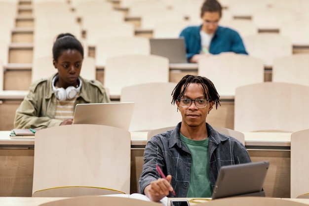 Jóvenes estudiantes que asisten a una clase universitaria.