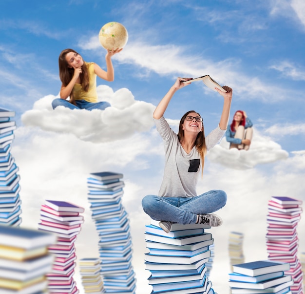 Jóvenes estudiantes soñando y pensando en el cielo