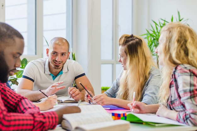 Jóvenes, estudiantes, trabajando, juntos